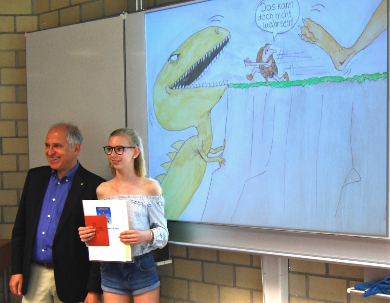 Tiki Küstenmacher vergibt im Namen des RC München-West den ersten Preis an Paula Hildinger