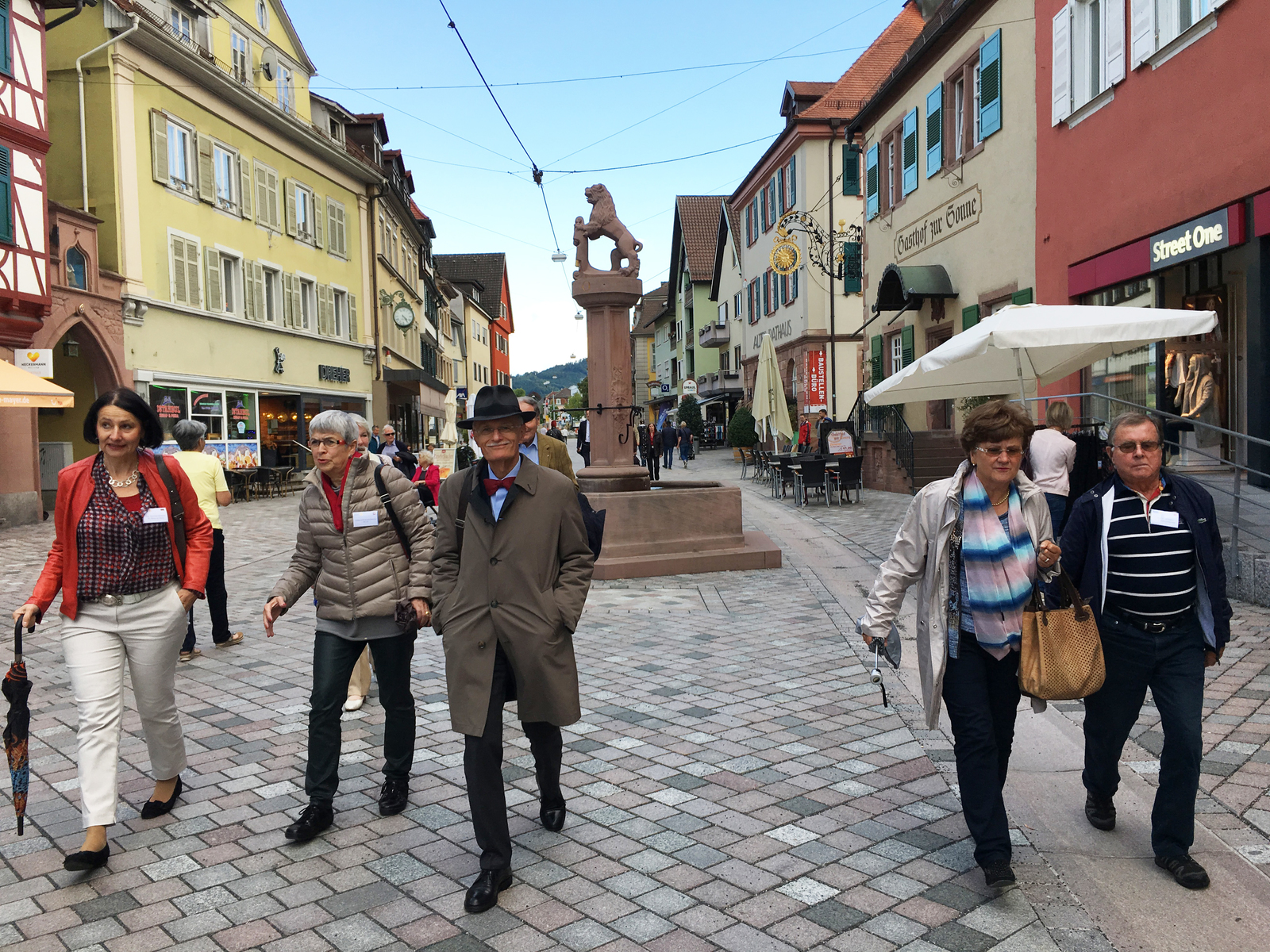 Teilnehmer genießen den Spaziergang durch die Altstadt