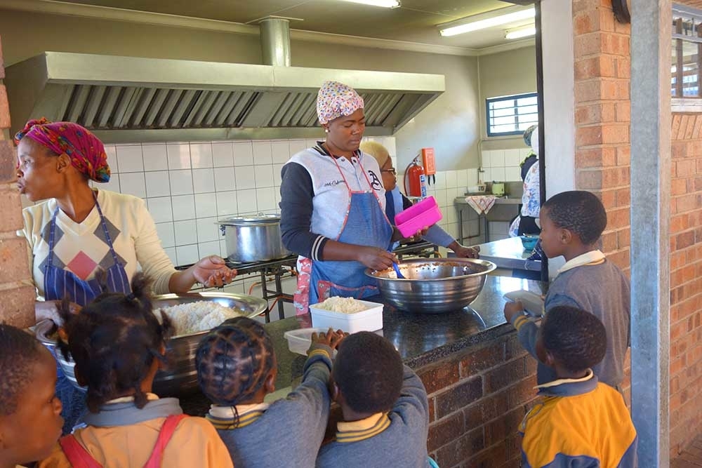 Frisch zubereitete Schulspeisung ist in Südafrika noch immer die Ausnahme